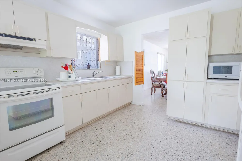 10 NW 60th Ct Miami, FL 33126