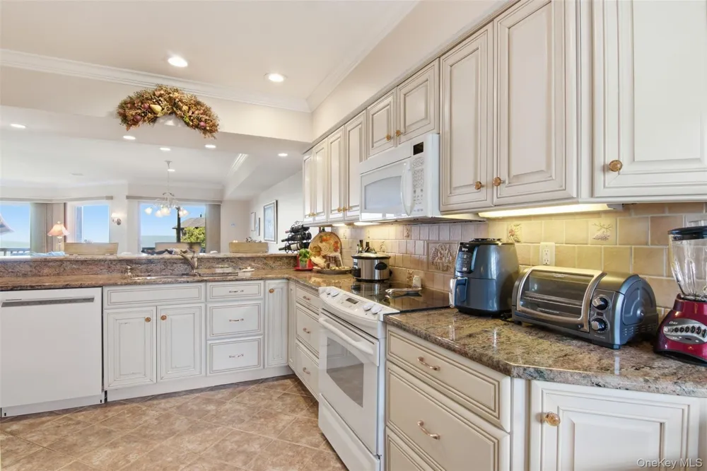 605 Fox Hill Drive Baiting Hollow, NY 11933