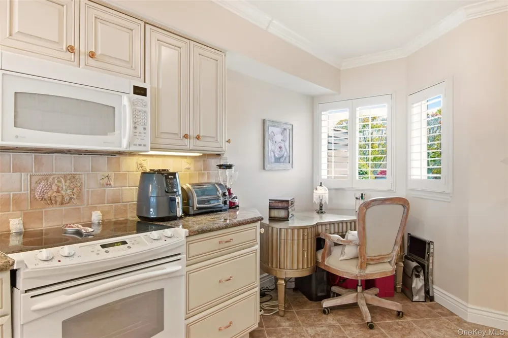 605 Fox Hill Drive Baiting Hollow, NY 11933