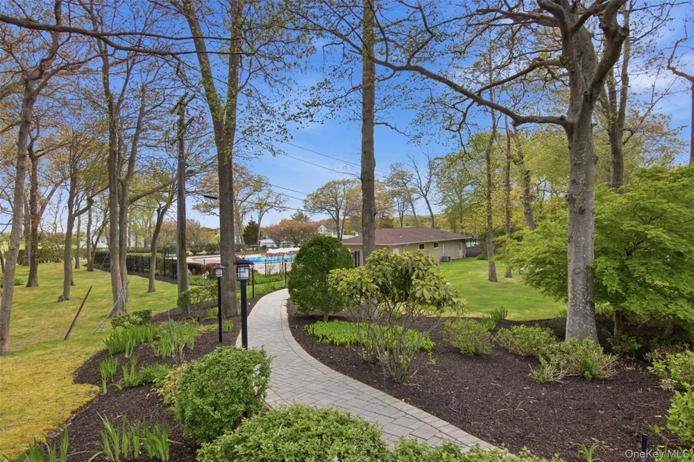 605 Fox Hill Drive Baiting Hollow, NY 11933