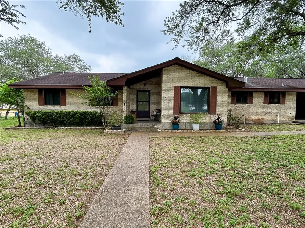 5121 Star Trek Beeville, TX 78102