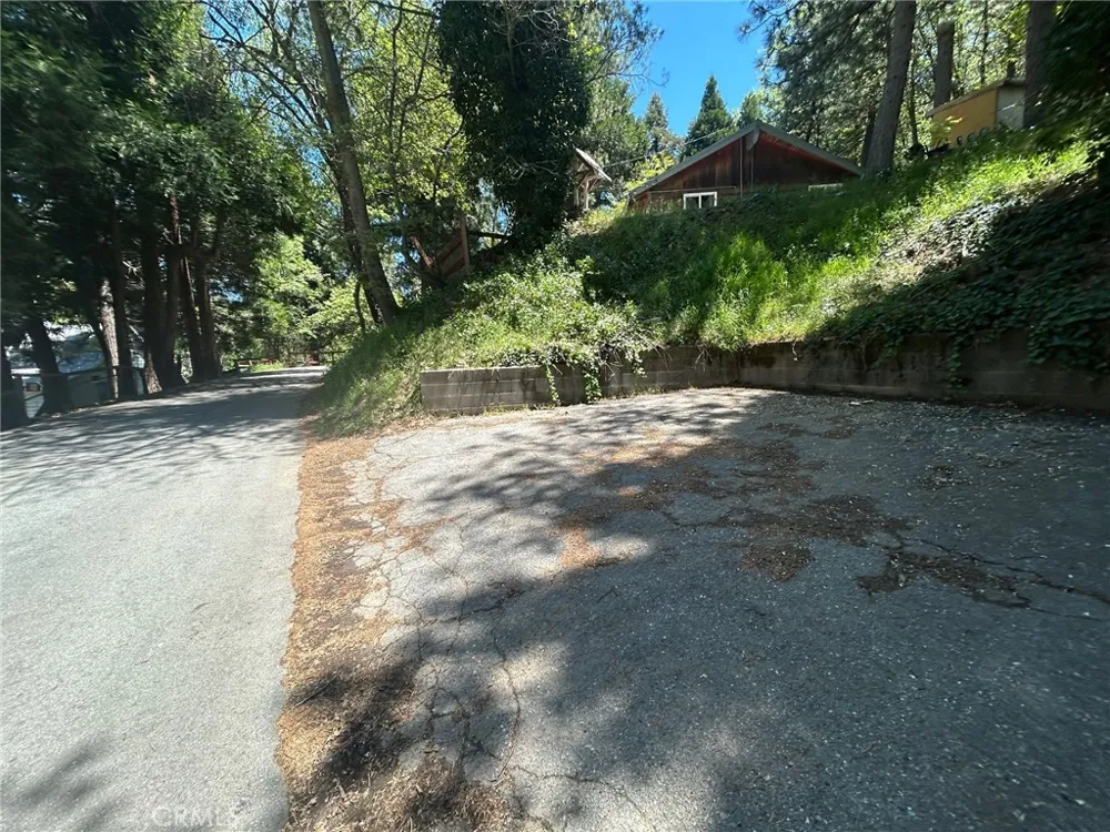 22951 Redwood Crestline, CA 92325