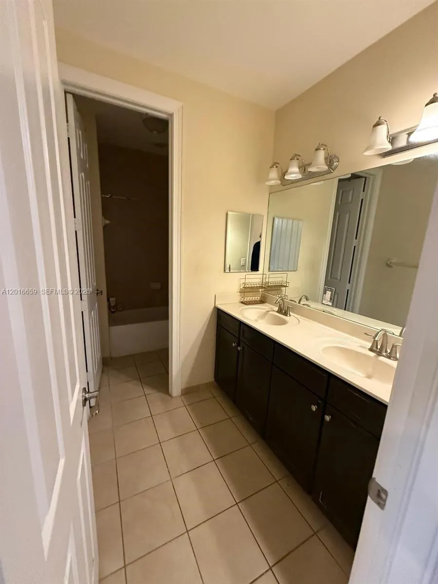 9845 NW 86th Ter Doral, FL 33178
