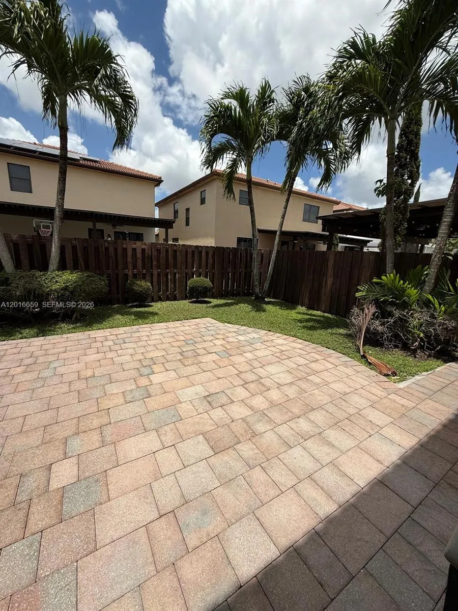 9845 NW 86th Ter Doral, FL 33178