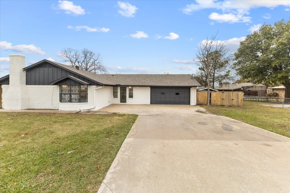 312 E Cottonwood Street Leonard, TX 75452