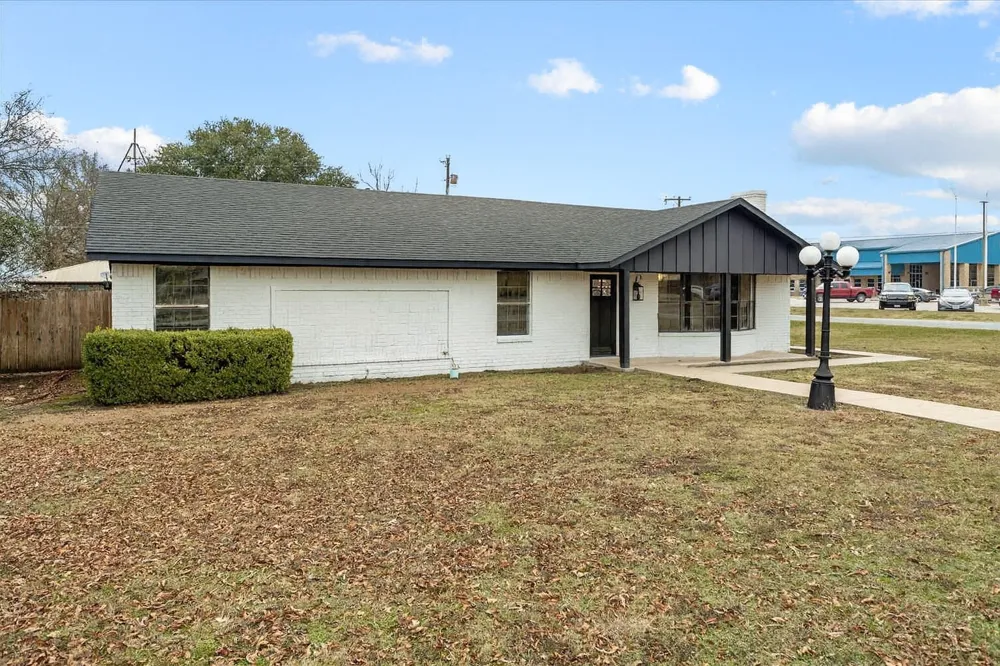 312 E Cottonwood Street Leonard, TX 75452