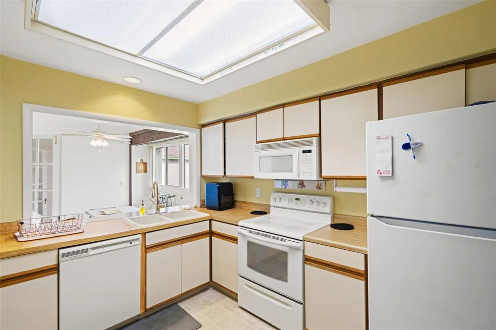 4138 PINELAKE LANE #201 Tampa, FL 33618