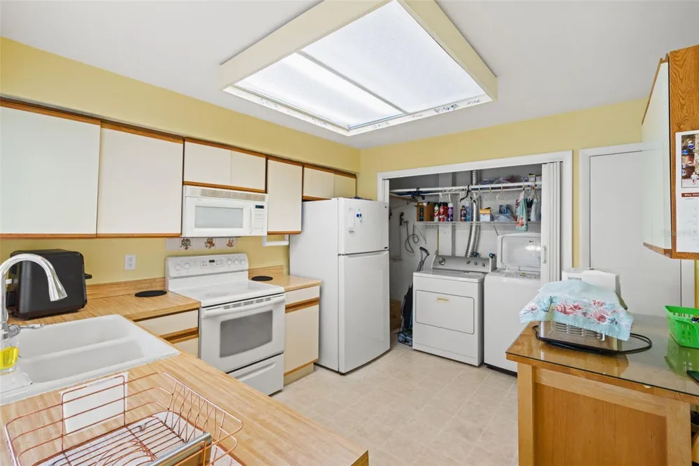 4138 PINELAKE LANE #201 Tampa, FL 33618