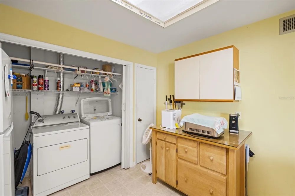 4138 PINELAKE LANE #201 Tampa, FL 33618
