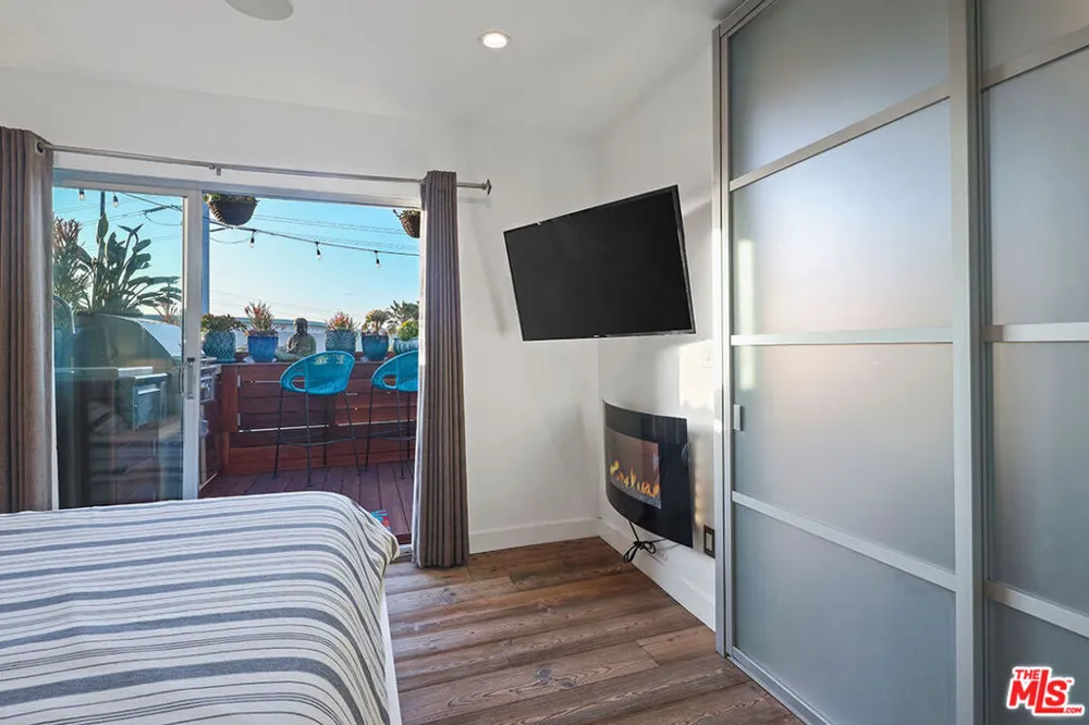 472 Rosecrans Avenue Manhattan Beach, CA 90266