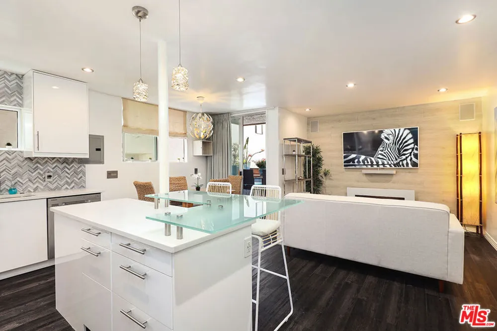 472 Rosecrans Avenue Manhattan Beach, CA 90266