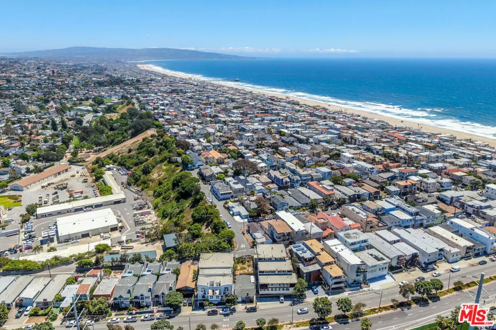 472 Rosecrans Avenue Manhattan Beach, CA 90266