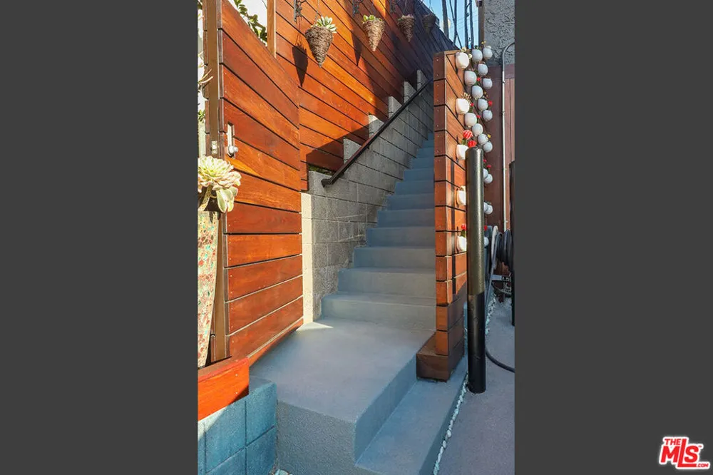 472 Rosecrans Avenue Manhattan Beach, CA 90266
