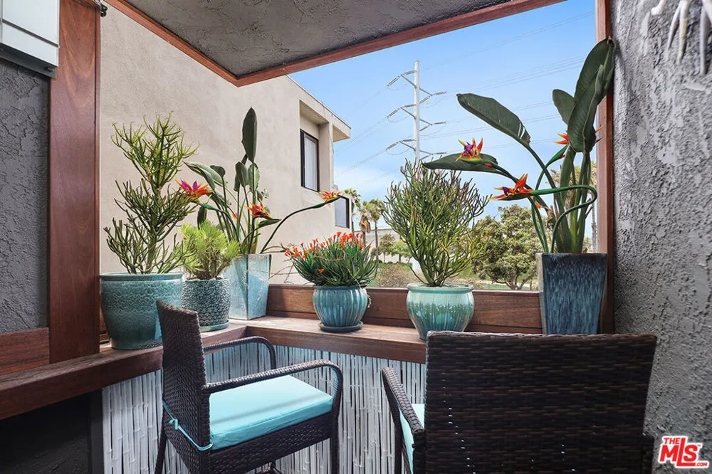 472 Rosecrans Avenue Manhattan Beach, CA 90266