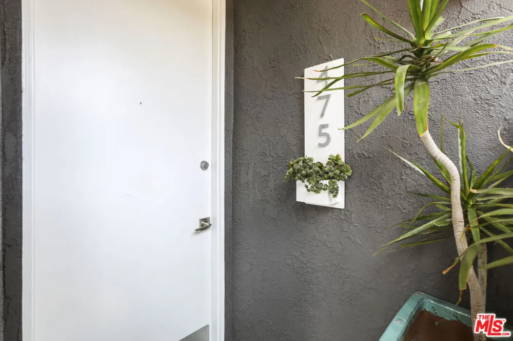 472 Rosecrans Avenue Manhattan Beach, CA 90266