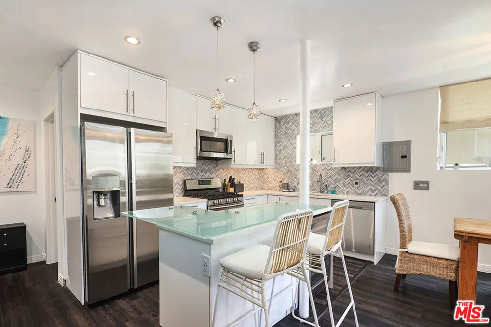 472 Rosecrans Avenue Manhattan Beach, CA 90266