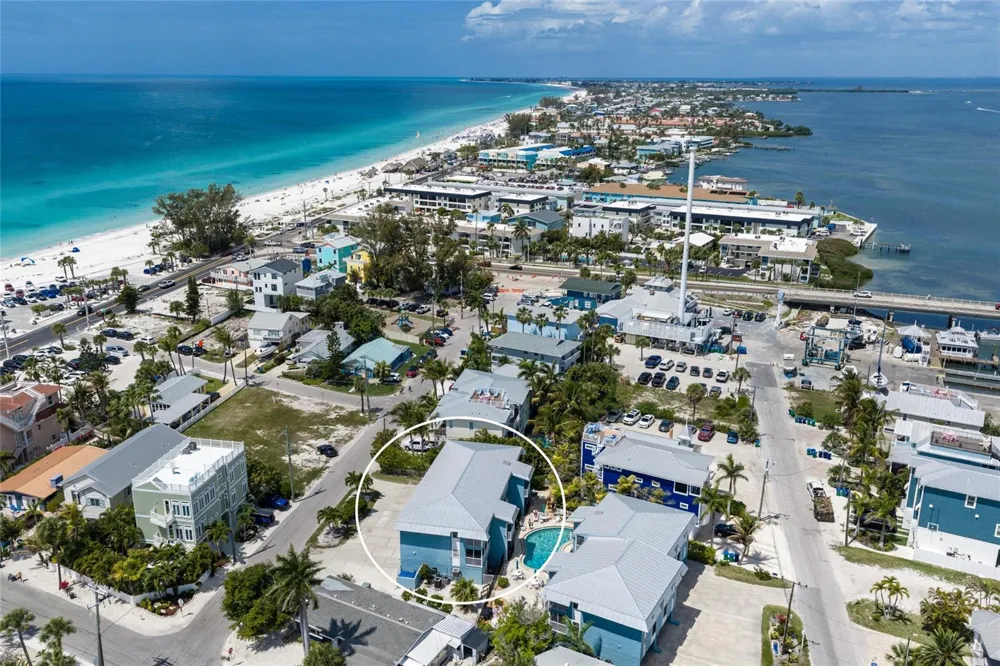 205 HIGHLAND AVENUE #2 Bradenton Beach, FL 34217