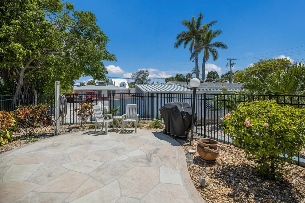 205 HIGHLAND AVENUE #2 Bradenton Beach, FL 34217