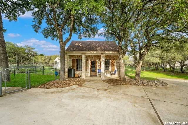 8040 Rolling Acres Trail Fair Oaks Ranch, TX 78015