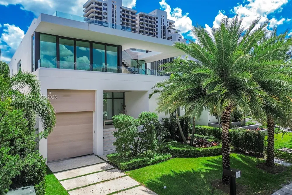 1092 Venetian Dr Miami, FL 33139