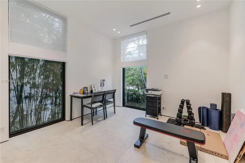 1092 Venetian Dr Miami, FL 33139
