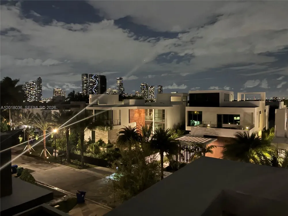 1092 Venetian Dr Miami, FL 33139