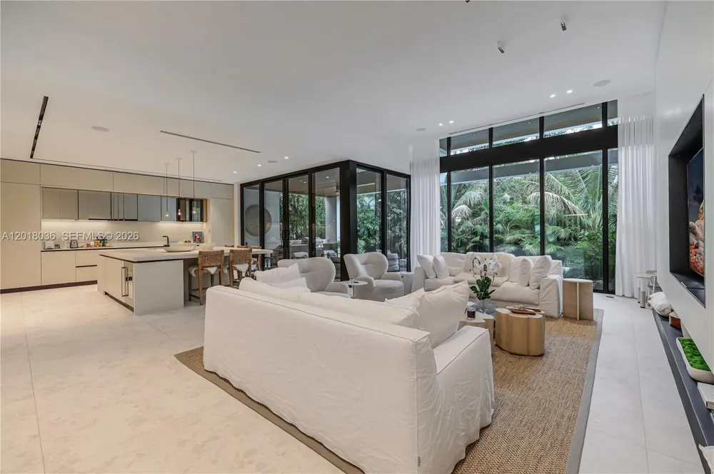 1092 Venetian Dr Miami, FL 33139
