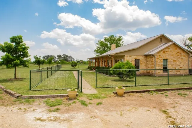 2657 West Sabinal Road Utopia, TX 78884