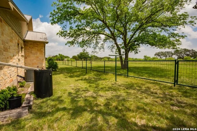 2657 West Sabinal Road Utopia, TX 78884
