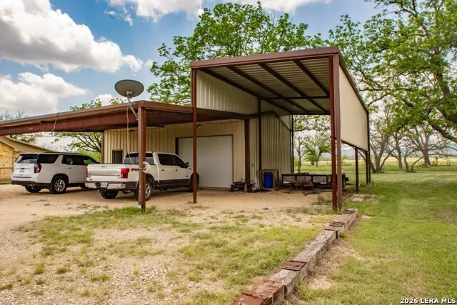 2657 West Sabinal Road Utopia, TX 78884
