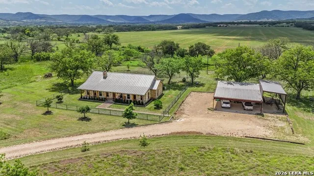 2657 West Sabinal Road Utopia, TX 78884