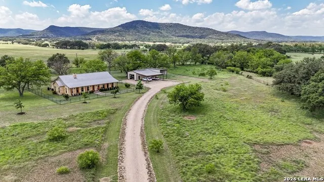 2657 West Sabinal Road Utopia, TX 78884