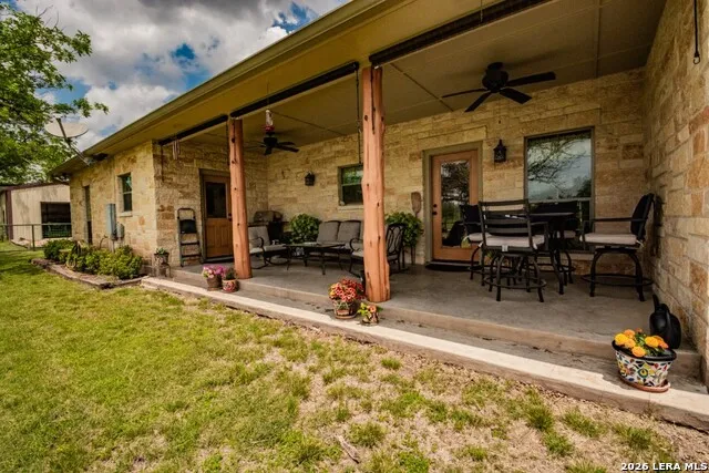 2657 West Sabinal Road Utopia, TX 78884