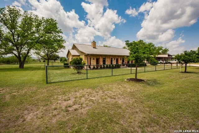 2657 West Sabinal Road Utopia, TX 78884