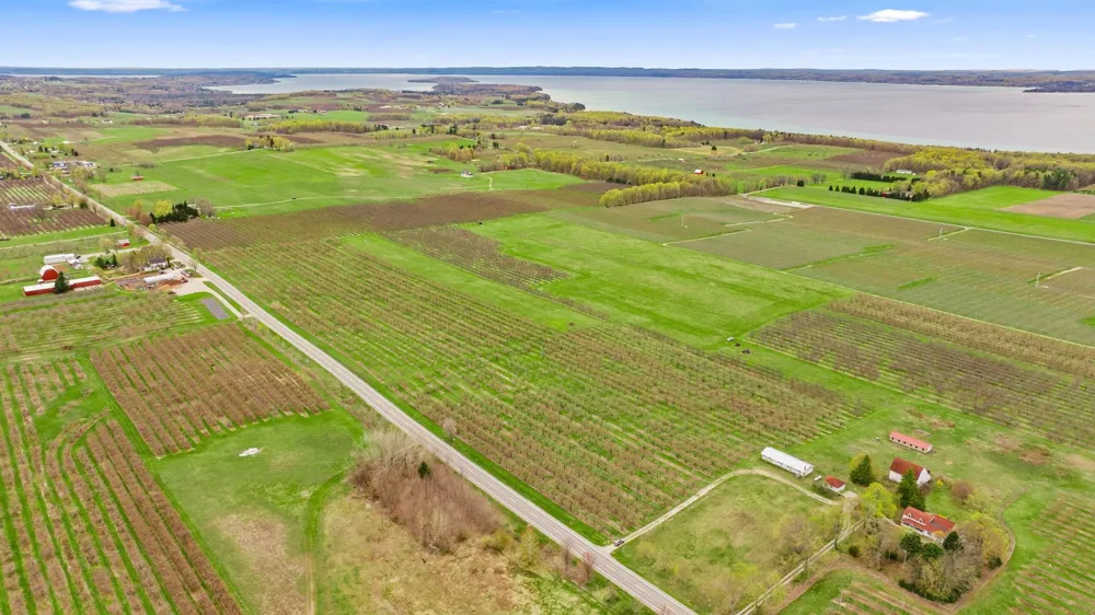 17835 Center Road Peninsula Township, MI 49686