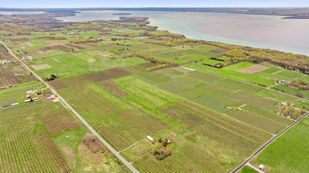 17835 Center Road Peninsula Township, MI 49686