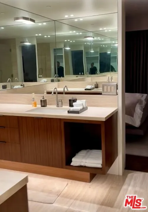 6250 Hollywood Boulevard #14D Los Angeles, CA 90028
