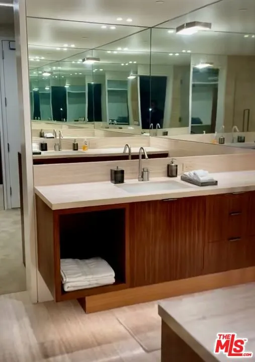 6250 Hollywood Boulevard #14D Los Angeles, CA 90028