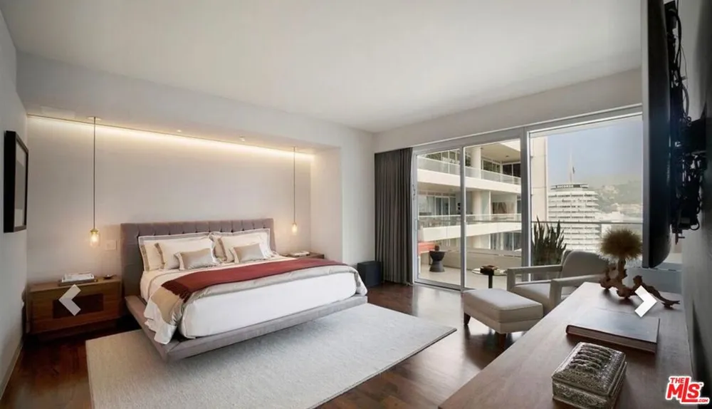 6250 Hollywood Boulevard #14D Los Angeles, CA 90028