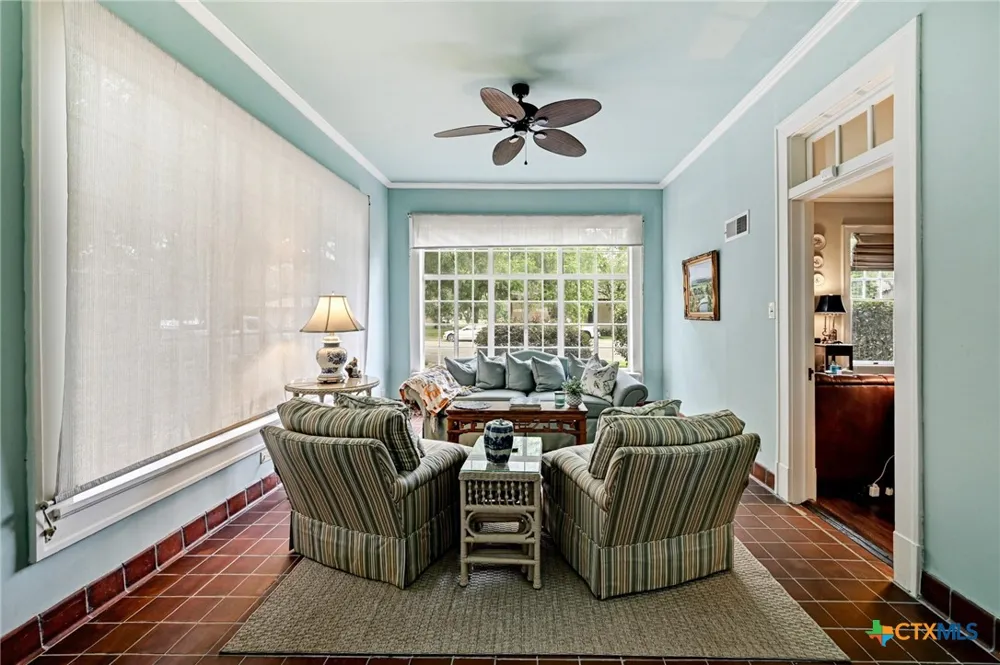 403 E Bowie Street Luling, TX 78648