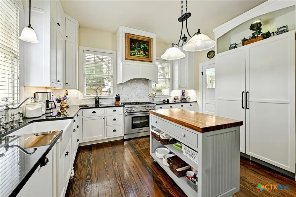 403 E Bowie Street Luling, TX 78648