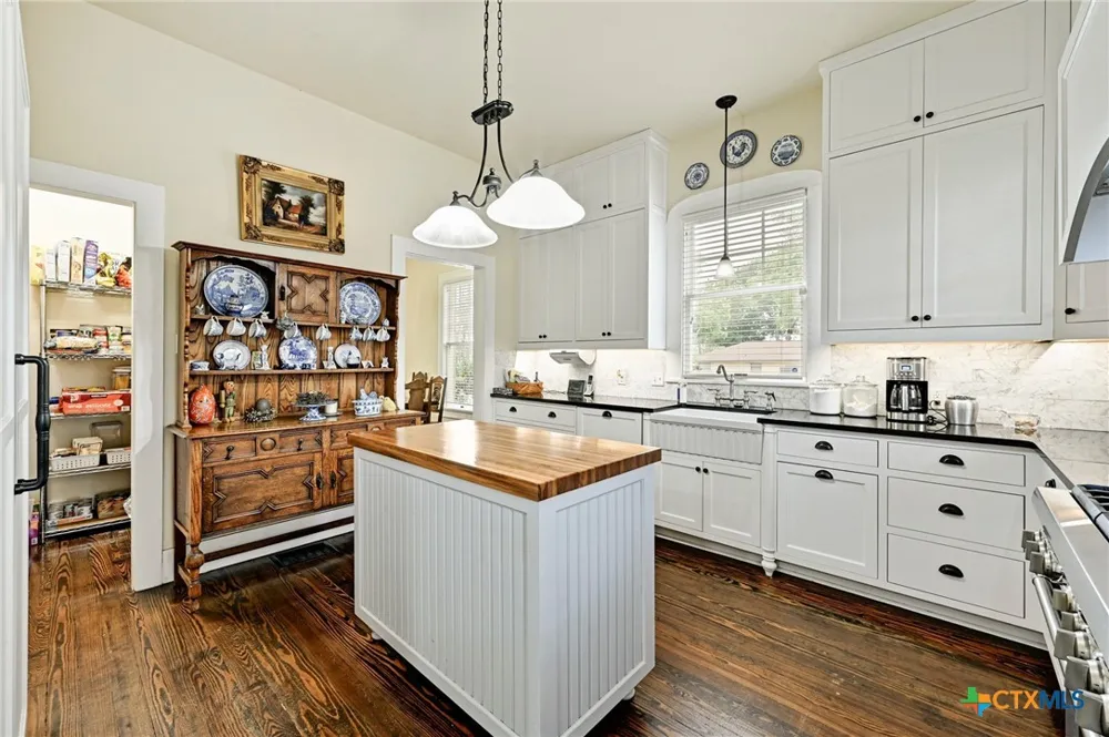 403 E Bowie Street Luling, TX 78648