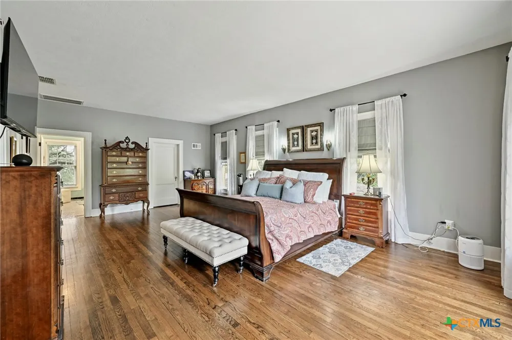 403 E Bowie Street Luling, TX 78648