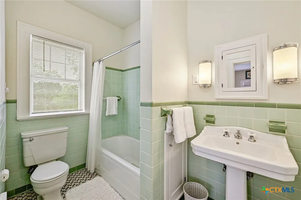 403 E Bowie Street Luling, TX 78648