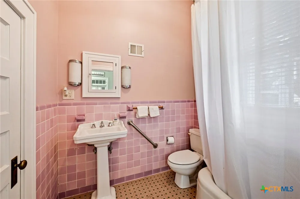 403 E Bowie Street Luling, TX 78648
