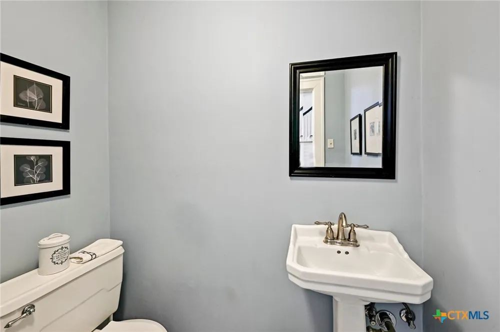 403 E Bowie Street Luling, TX 78648