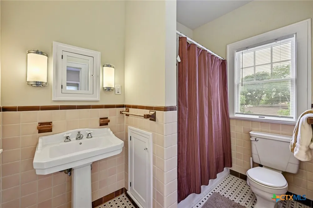 403 E Bowie Street Luling, TX 78648
