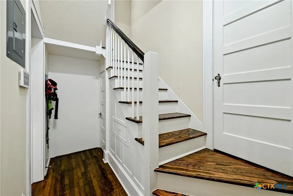 403 E Bowie Street Luling, TX 78648