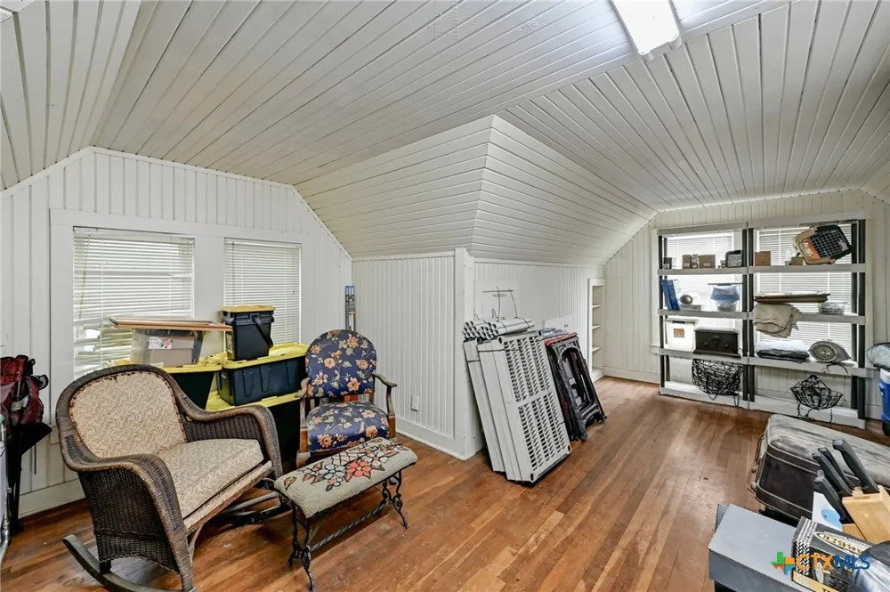 403 E Bowie Street Luling, TX 78648