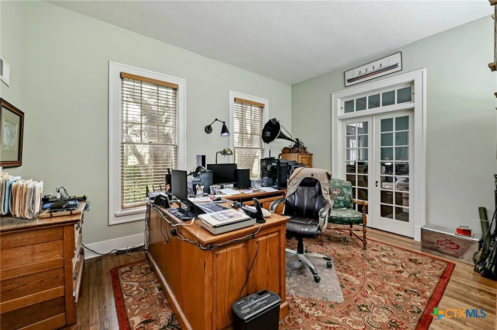 403 E Bowie Street Luling, TX 78648